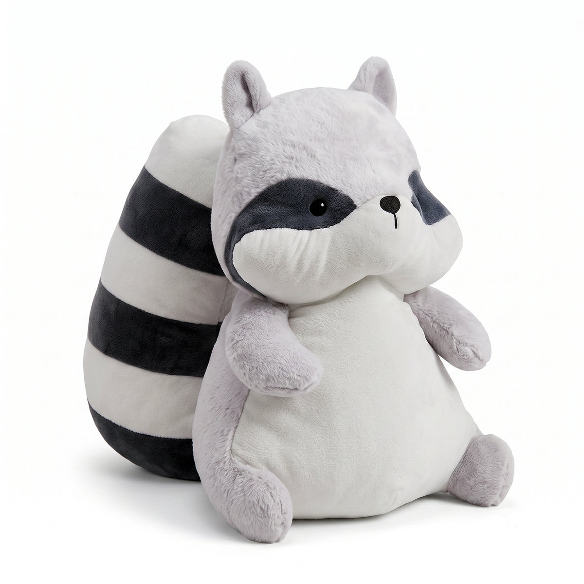 ぽっちゃりとした丸い体型としましまの大きなしっぽが愛らしいアライグマのぬいぐるみ 正面