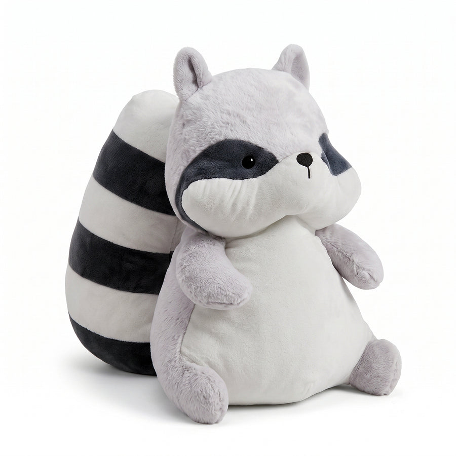ぽっちゃりとした丸い体型としましまの大きなしっぽが愛らしいアライグマのぬいぐるみ 正面