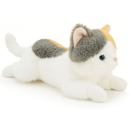 リラックスして伏せる三毛猫（ミケ）ぬいぐるみのサイドビュー
