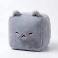 キューブグレー猫 ぬいぐるみ 正面 白背景 ふわふわクッション