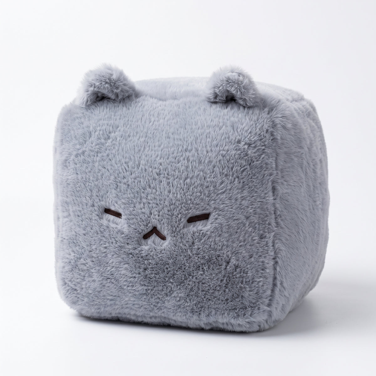 キューブグレー猫 ぬいぐるみ 正面 白背景 ふわふわクッション