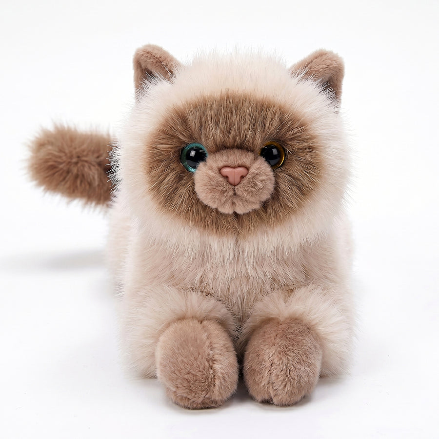 白背景に映えるエキゾチックなポイントカラーが愛らしいシャム猫ぬいぐるみの全体像