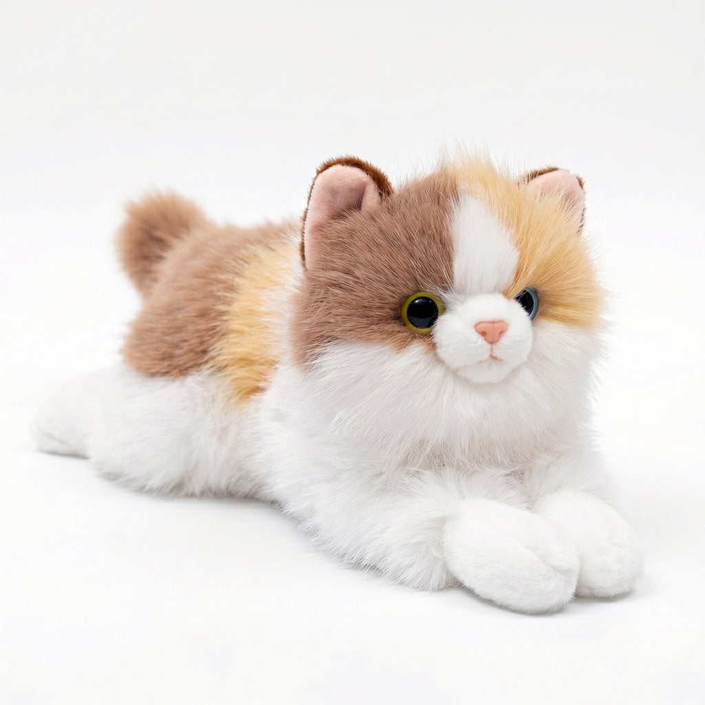 白背景に映えるやさしい三毛模様と愛らしい表情の三毛猫ぬいぐるみの全体像