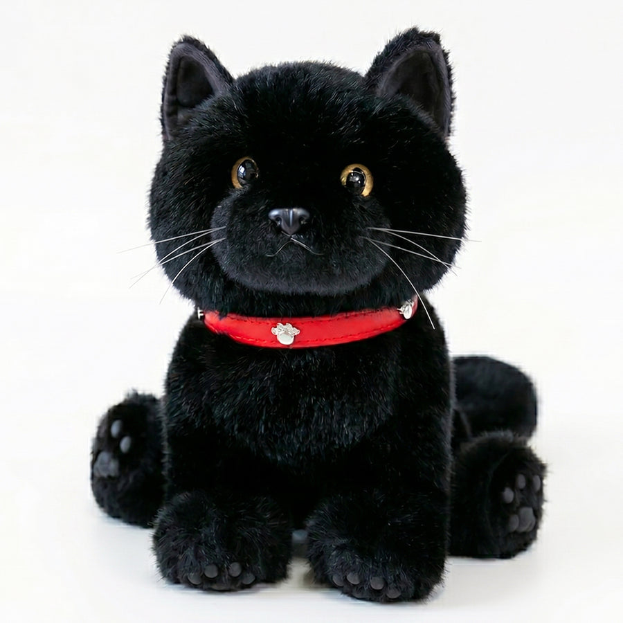 金色の瞳と立体的な肉球がリアルなおすわり黒猫のぬいぐるみ