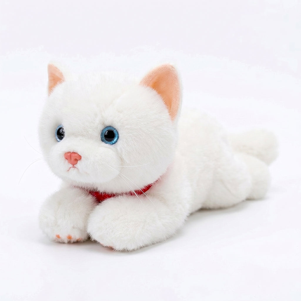 リラックスして寝そべる白猫のぬいぐるみ（ブルーの瞳と赤い首輪）