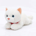 リラックスして寝そべる白猫のぬいぐるみ（ブルーの瞳と赤い首輪）