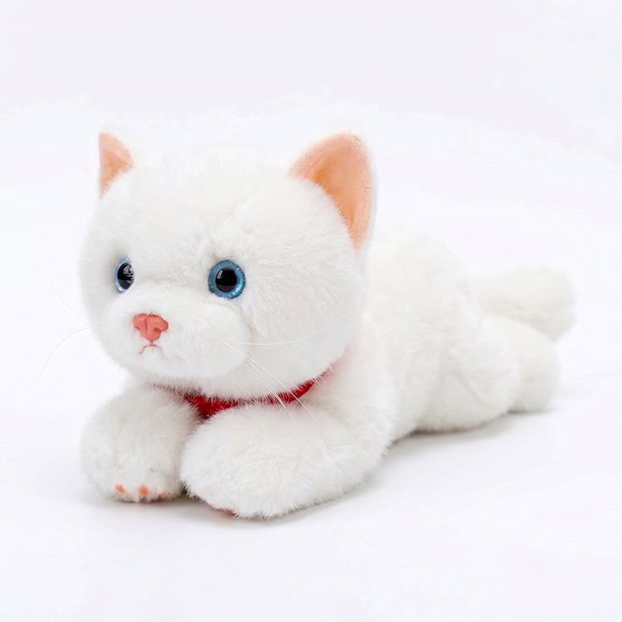 リラックスして寝そべる白猫のぬいぐるみ（ブルーの瞳と赤い首輪）