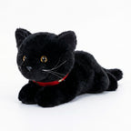 つややかな黒毛と赤い首輪が映える黒猫のぬいぐるみ（寝そべり姿）