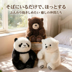 ベッドサイドでちょこんと並ぶパンダ、しろくま、ブラウンベアの癒しぬいぐるみ