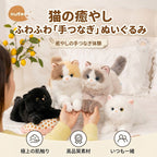 ベッドの上で黒猫・三毛猫・シャム猫・白猫と手を重ねる温かい暮らし
