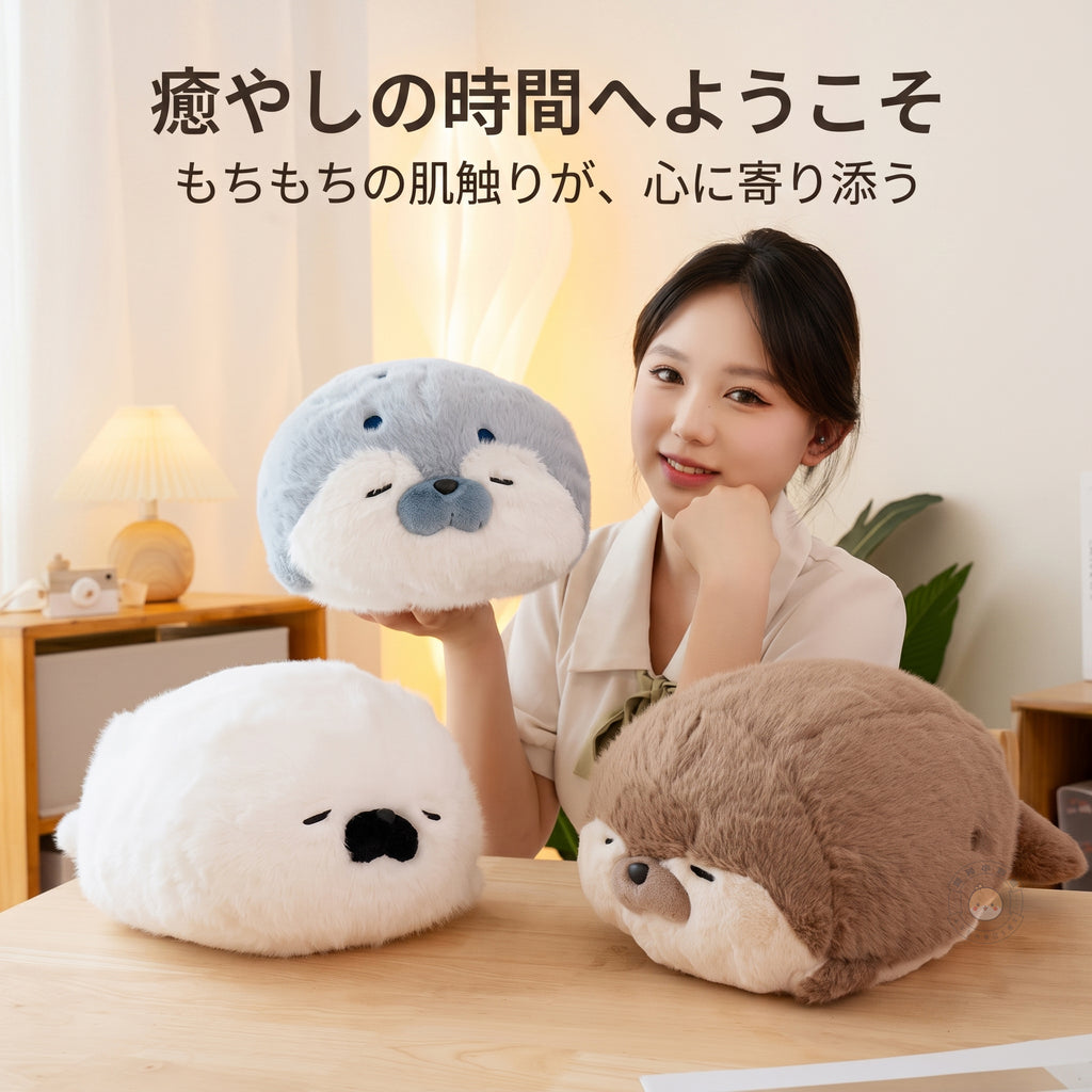 すやすや眠るアザラシの抱き枕ぬいぐるみを手に持ちリラックスする女性