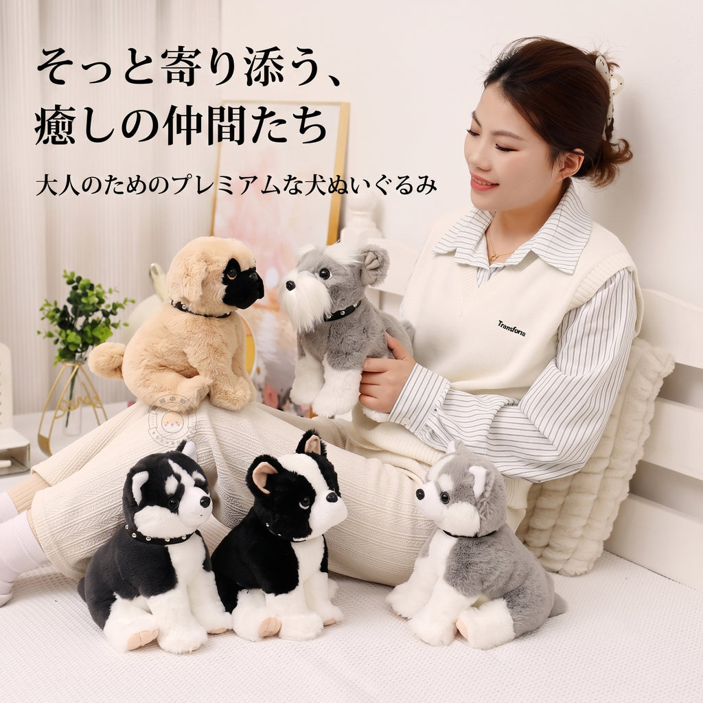 ベッドサイドで寄り添うフレンチブルドッグやハスキーなど首輪コレクションの犬ぬいぐるみたち