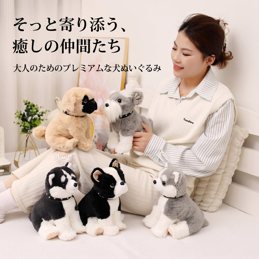 ベッドサイドで寄り添うフレンチブルドッグやハスキーなど首輪コレクションの犬ぬいぐるみたち