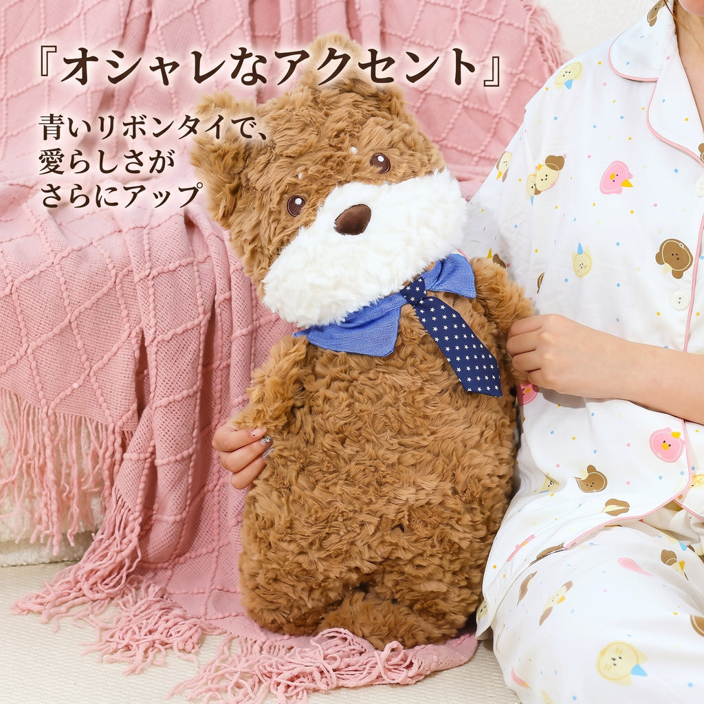 青いリボンタイを結んだコーギーのぬいぐるみを膝の上で抱きかかえる様子。お部屋でのくつろぎタイムにそっと寄り添うサイズ感。