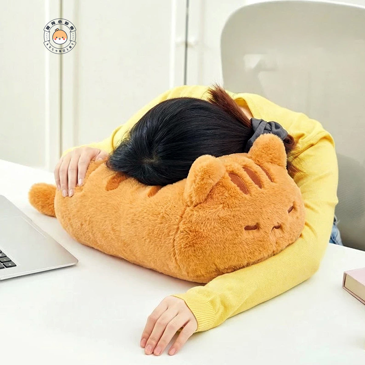 ふわくも抱き枕アニマル 猫 ぬいぐるみ デスクでのお昼寝クッション・使用イメージ