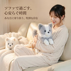 ソファでハスキーのぬいぐるみを腕に抱くリラックスシーン