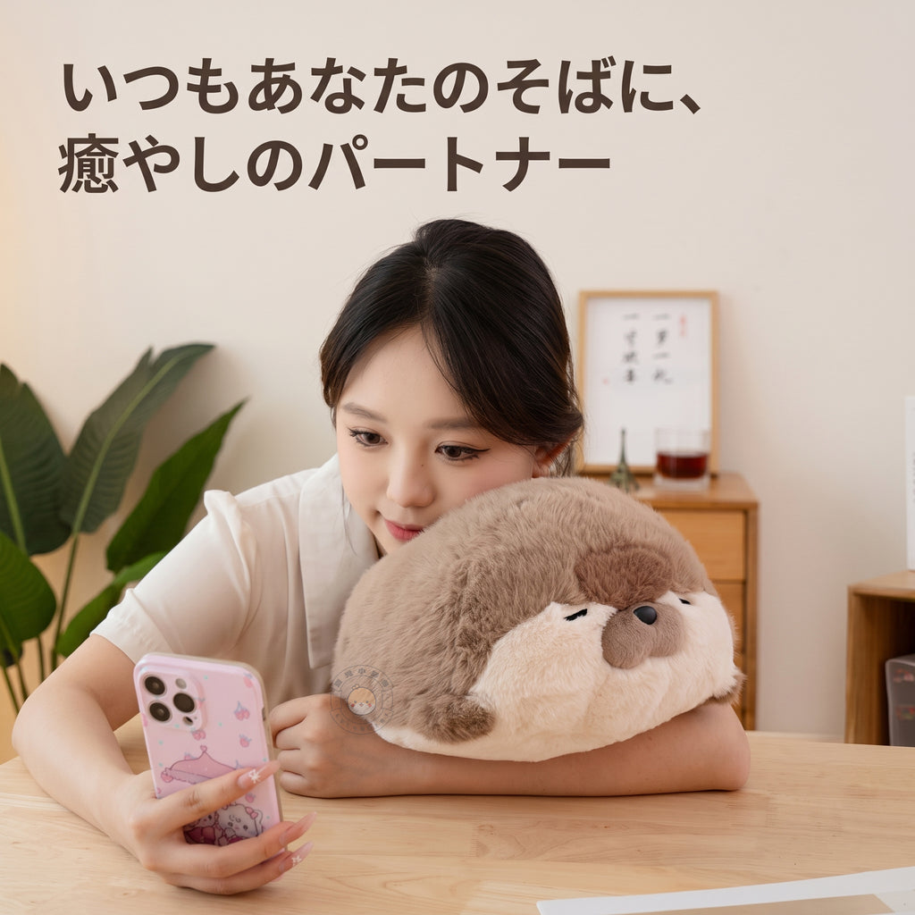 デスクでアザラシの抱き枕ぬいぐるみに寄り添いながらスマホを眺めるリラックスシーン