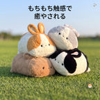 青空と芝生の上に寄り添う4匹のうさぎぬいぐるみ もちもち触感の癒やしクッション