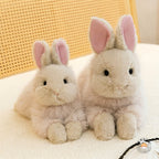 ベッドサイドに寄り添う大小2サイズのうさぎぬいぐるみ
