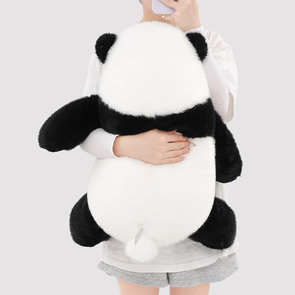 ゆるっとおすわりパンダぬいぐるみの後ろ姿、丸いフォルムと白い尻尾のディテール