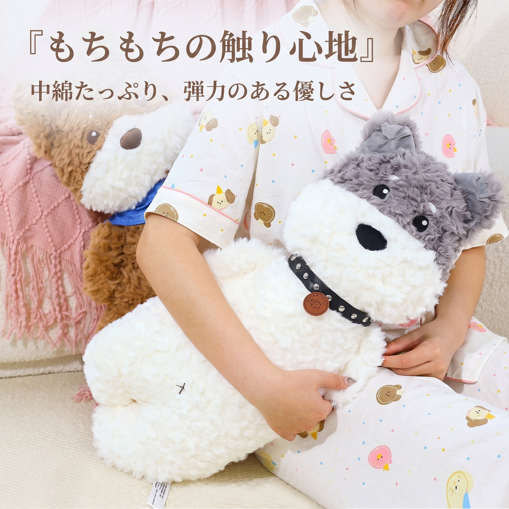 中綿がたっぷり詰まったシュナウザーのぬいぐるみを優しく抱きしめる様子。もちもちとした心地よい弾力感と柔らかなボアの質感。