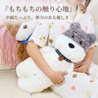 中綿がたっぷり詰まったシュナウザーのぬいぐるみを優しく抱きしめる様子。もちもちとした心地よい弾力感と柔らかなボアの質感。