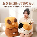 ソファでのんびりくつろぐ本物の猫と並んだキューブ猫のぬいぐるみ