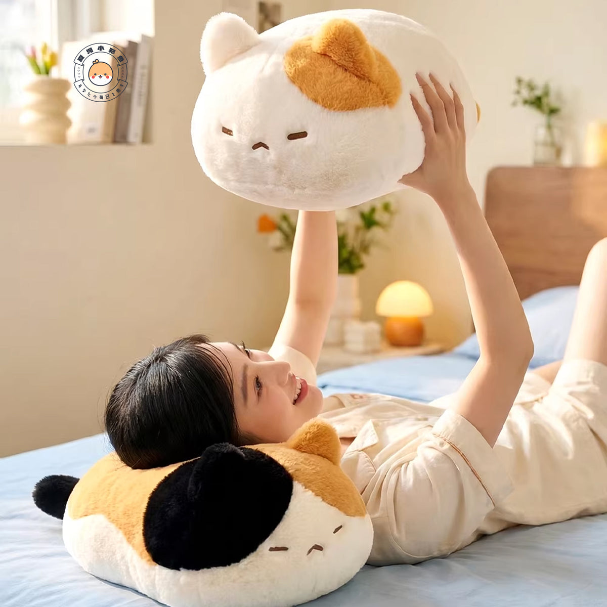 ふわくも抱き枕アニマル 猫 ぬいぐるみ ベッドサイド・添い寝まくら使用イメージ