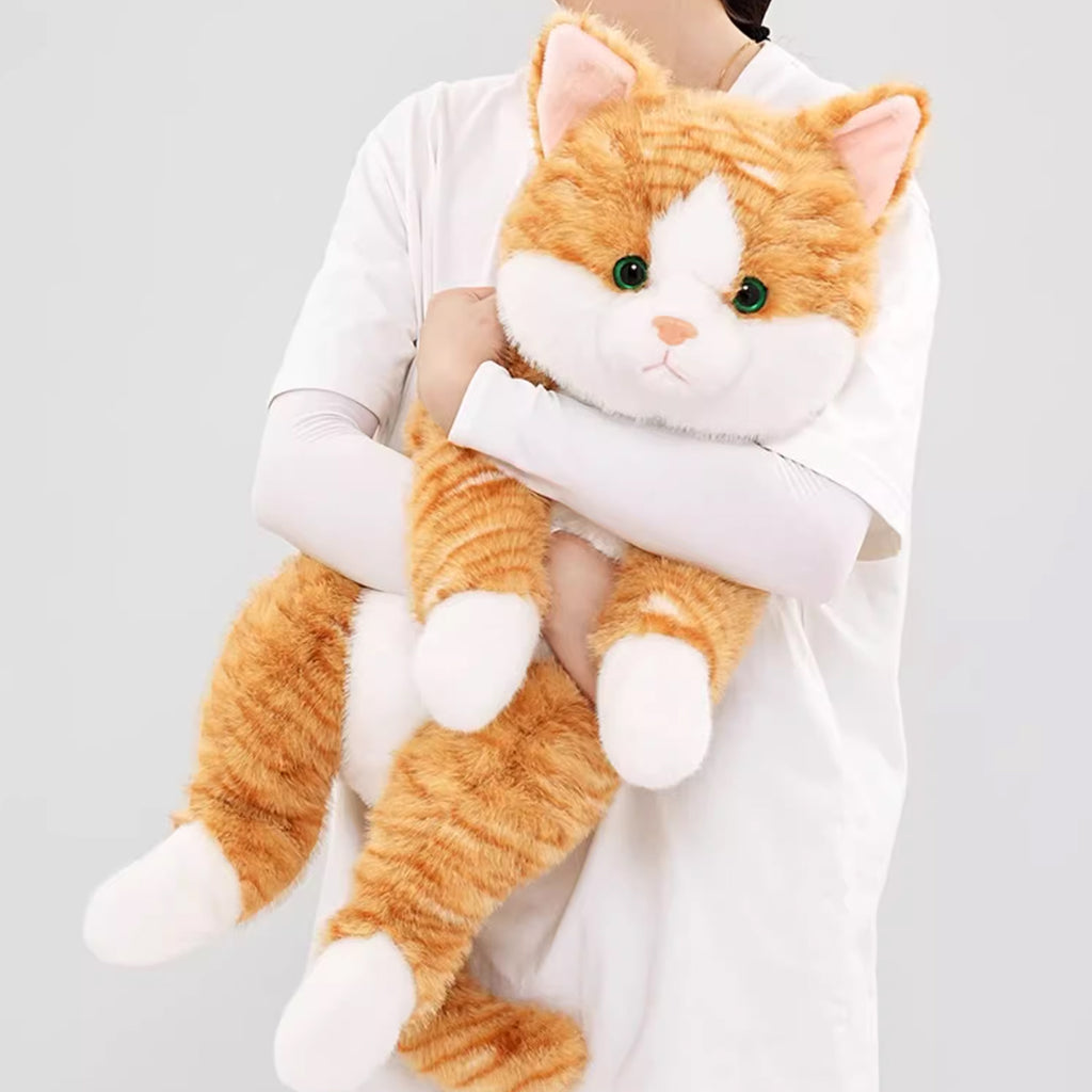 胸元にしっくりと収まる茶トラ猫ぬいぐるみの優しいサイズ感