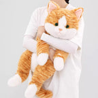 胸元にしっくりと収まる茶トラ猫ぬいぐるみの優しいサイズ感