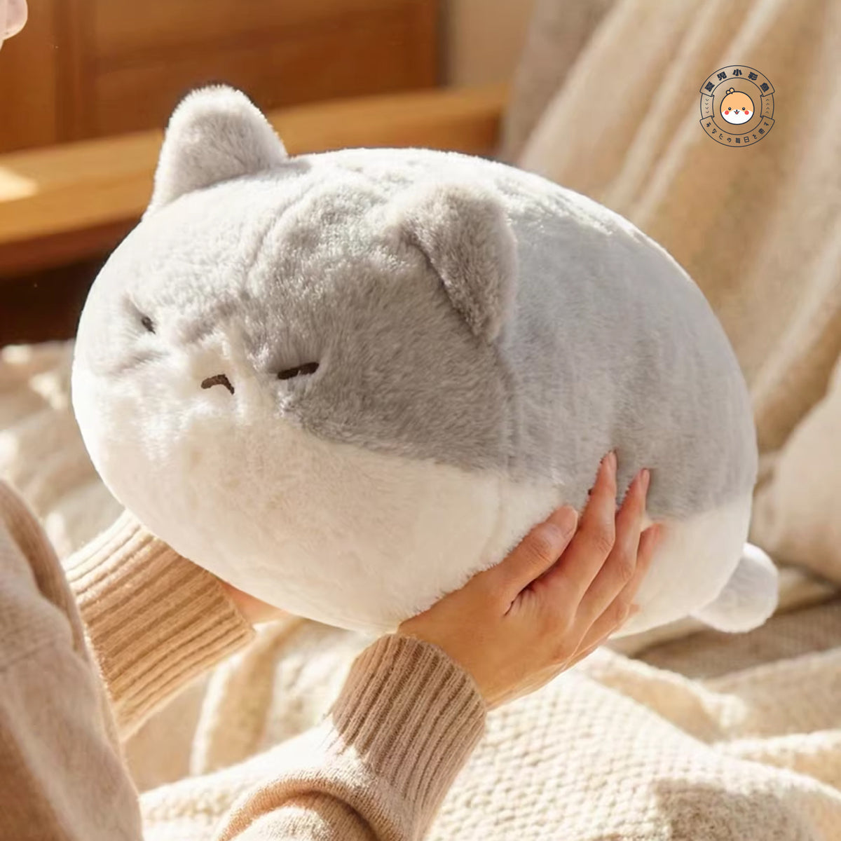 ふわくも抱き枕アニマル はいいろ 猫 ぬいぐるみ 両手持ち・ふんわり丸いフォルムと表情