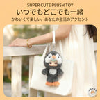 トートバッグに取り付けてお出かけを楽しむペンギンのマスコットチャーム
