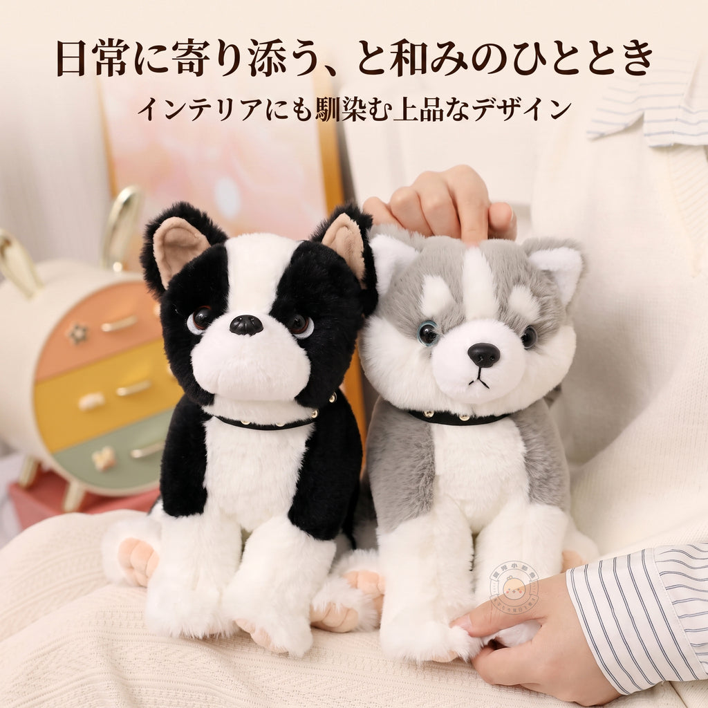 リビングの棚やベッドに並ぶフレンチブルドッグとハスキーのインテリアぬいぐるみ