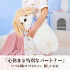 キャバリアのぬいぐるみを腕いっぱいに抱きしめる様子。ベッドやソファで寄り添うパートナーとしてちょうどいい55cmのボリューム感。