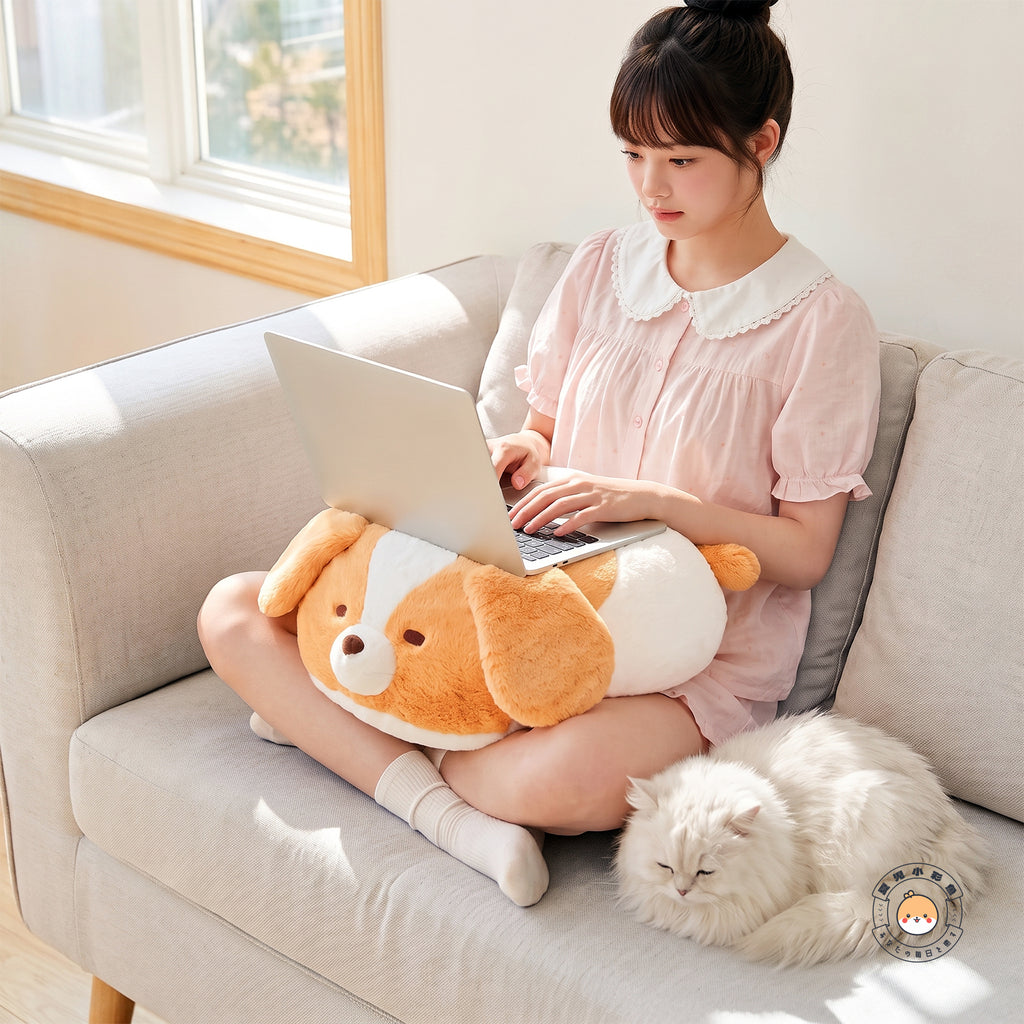 ソファでくつろぎながら膝の上にのせて心地よく寄り添う犬のぬいぐるみ