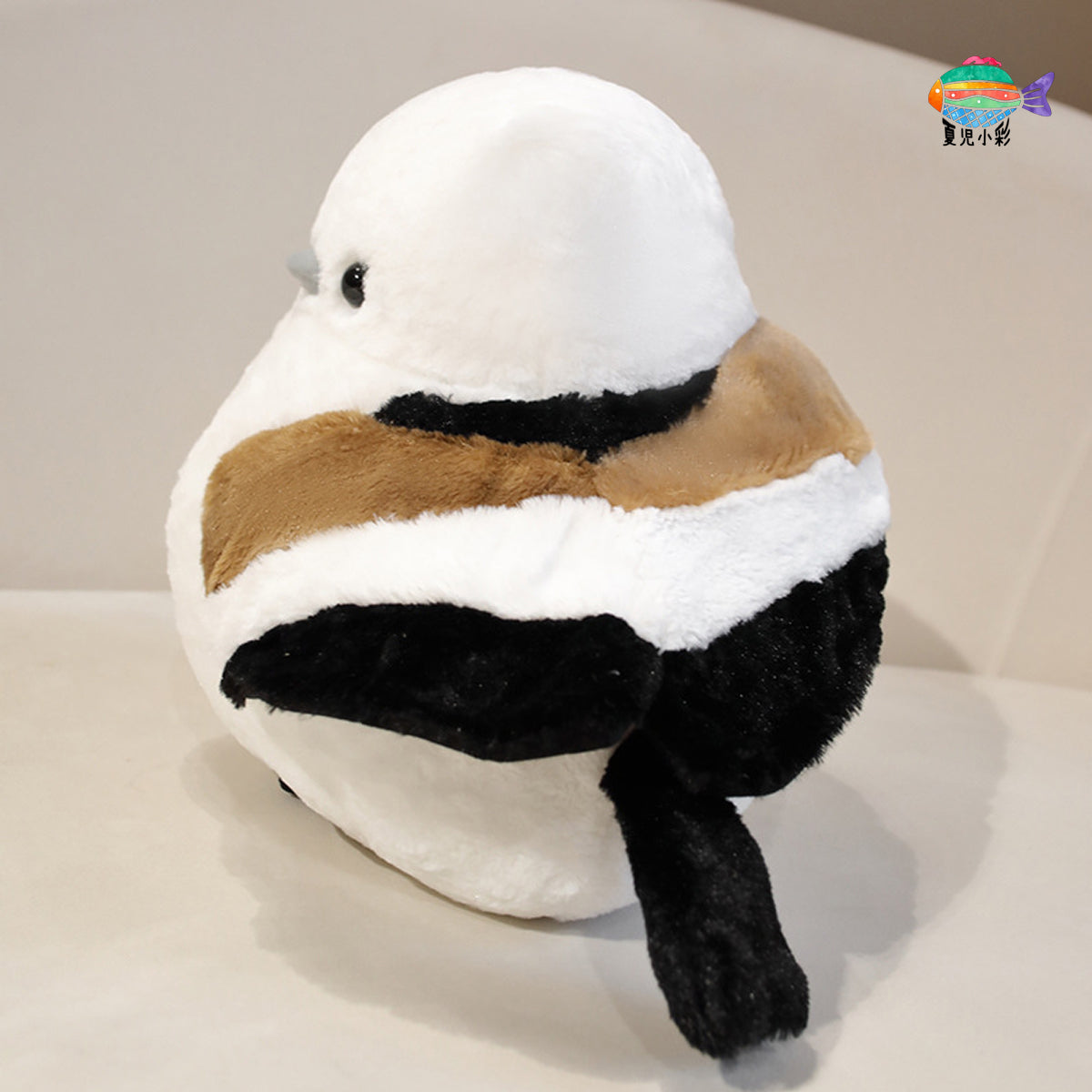 シマエナガ ぬいぐるみ 斜め後ろ姿 特徴的な羽の配色と尾羽ディテール
