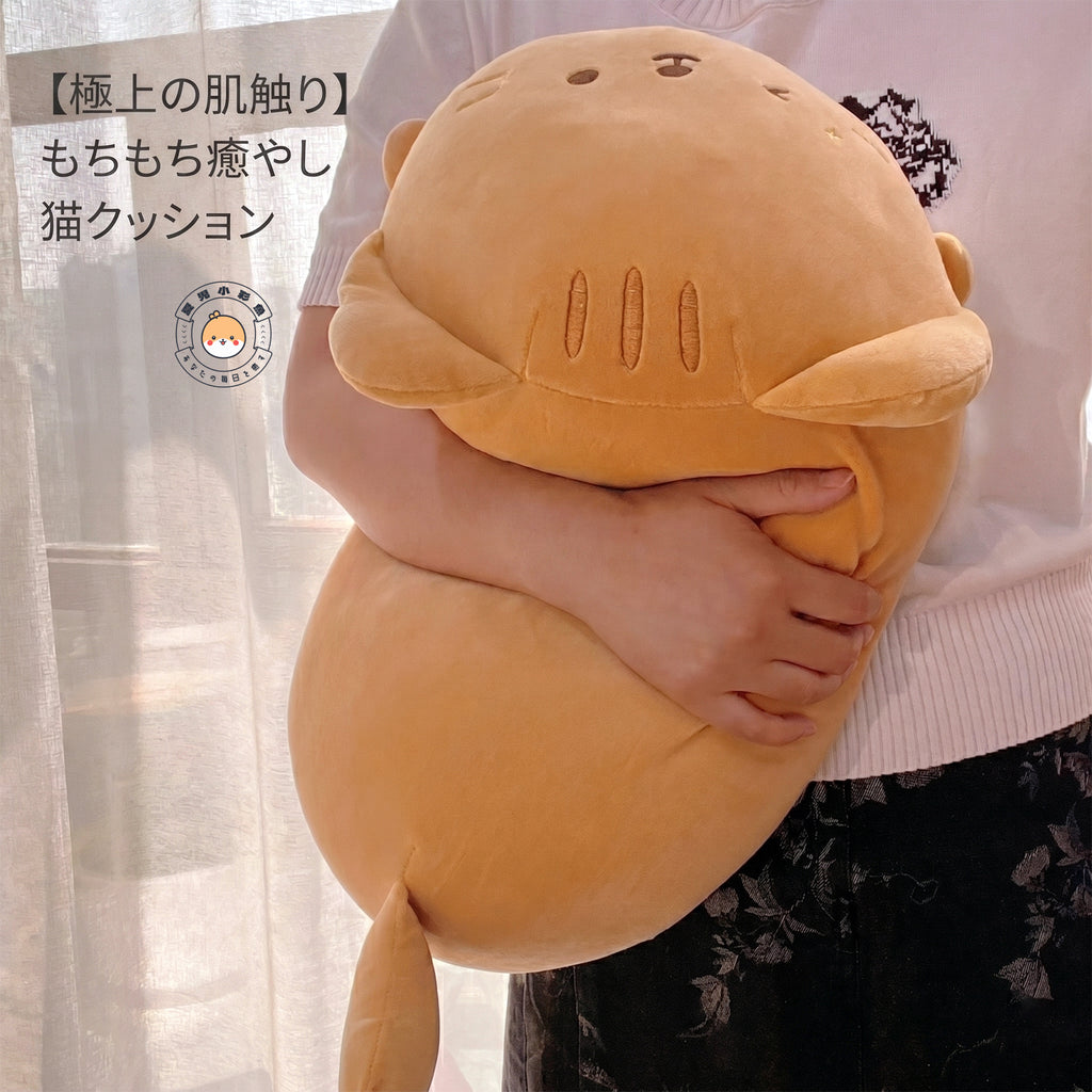 48cmサイズのもちもち猫ぬいぐるみを両腕でぎゅっと抱きしめる使用イメージ