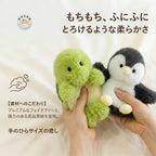もちもちとした柔らかいプレミアムファー素材と弾力のある詰め物を示す手触りのクローズアップ