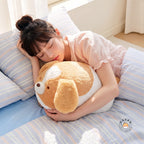 ベッドサイドでぎゅっと抱きしめてリラックスタイムを過ごす犬のぬいぐるみ
