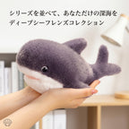 両手で抱きかかえるコンパクトなサメのぬいぐるみ 手乗りサイズ