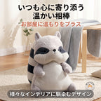 明るいリビングのラグにちょこんと座る存在感たっぷりのぽっちゃりアライグマのぬいぐるみ