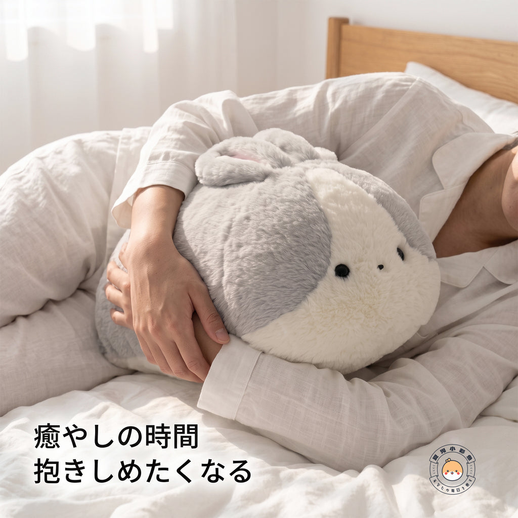 横になってうさぎぬいぐるみを抱きかかえる癒やしのくつろぎ時間