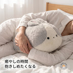 横になってうさぎぬいぐるみを抱きかかえる癒やしのくつろぎ時間