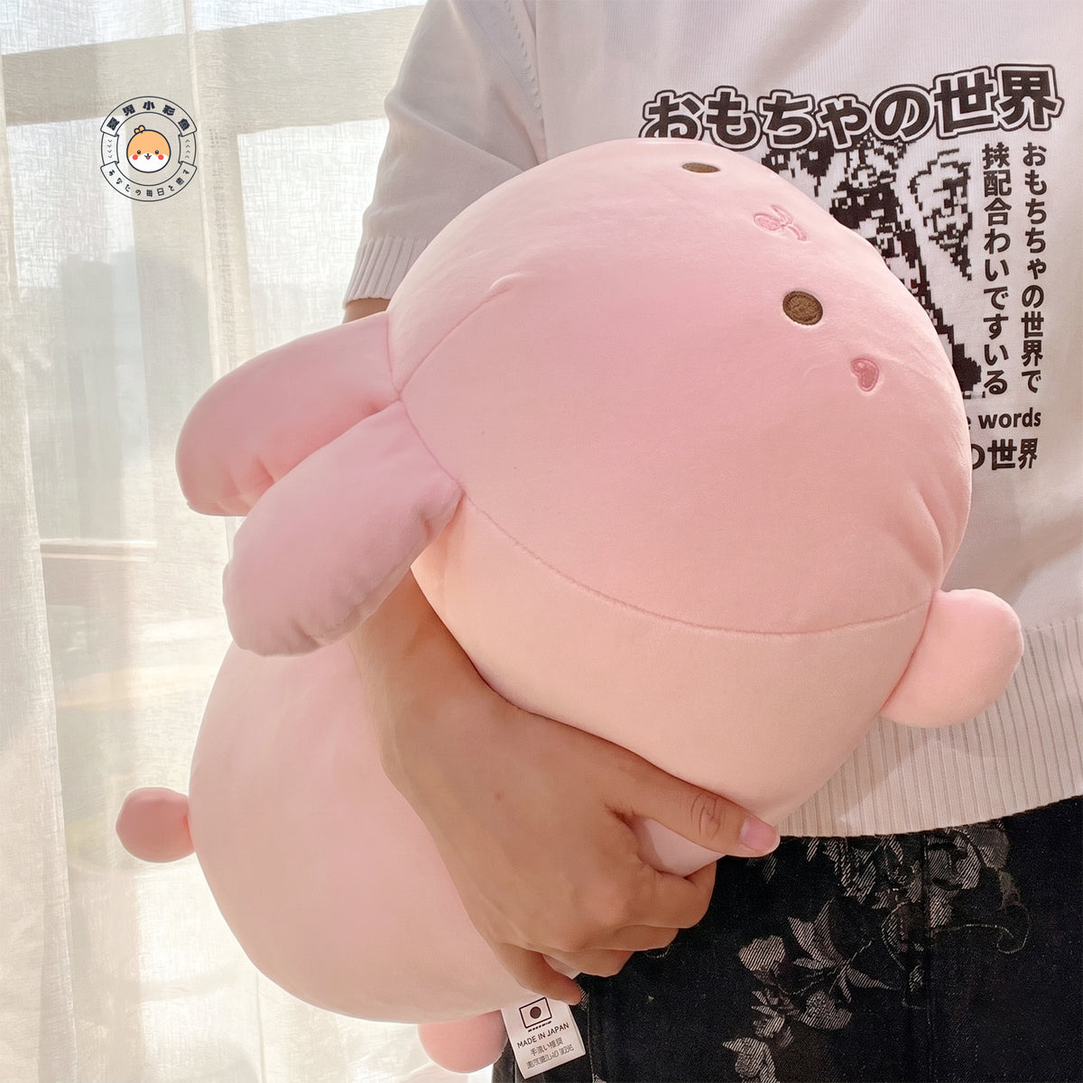 もちもちアニマルシリーズのぬいぐるみ（ウサギ）を抱きかかえたサイズ感のイメージ