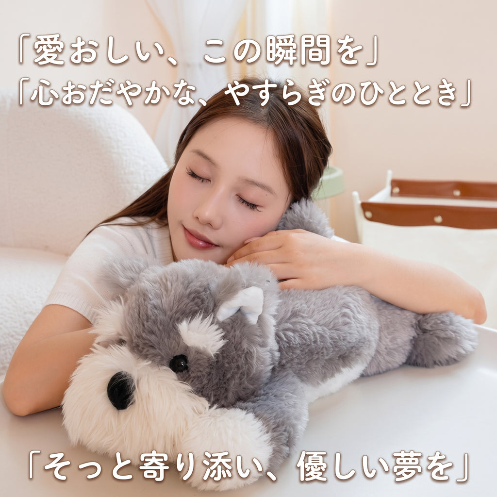 ベッドサイドで枕元にそっと寄り添うくたくた犬のぬいぐるみと添い寝の時間