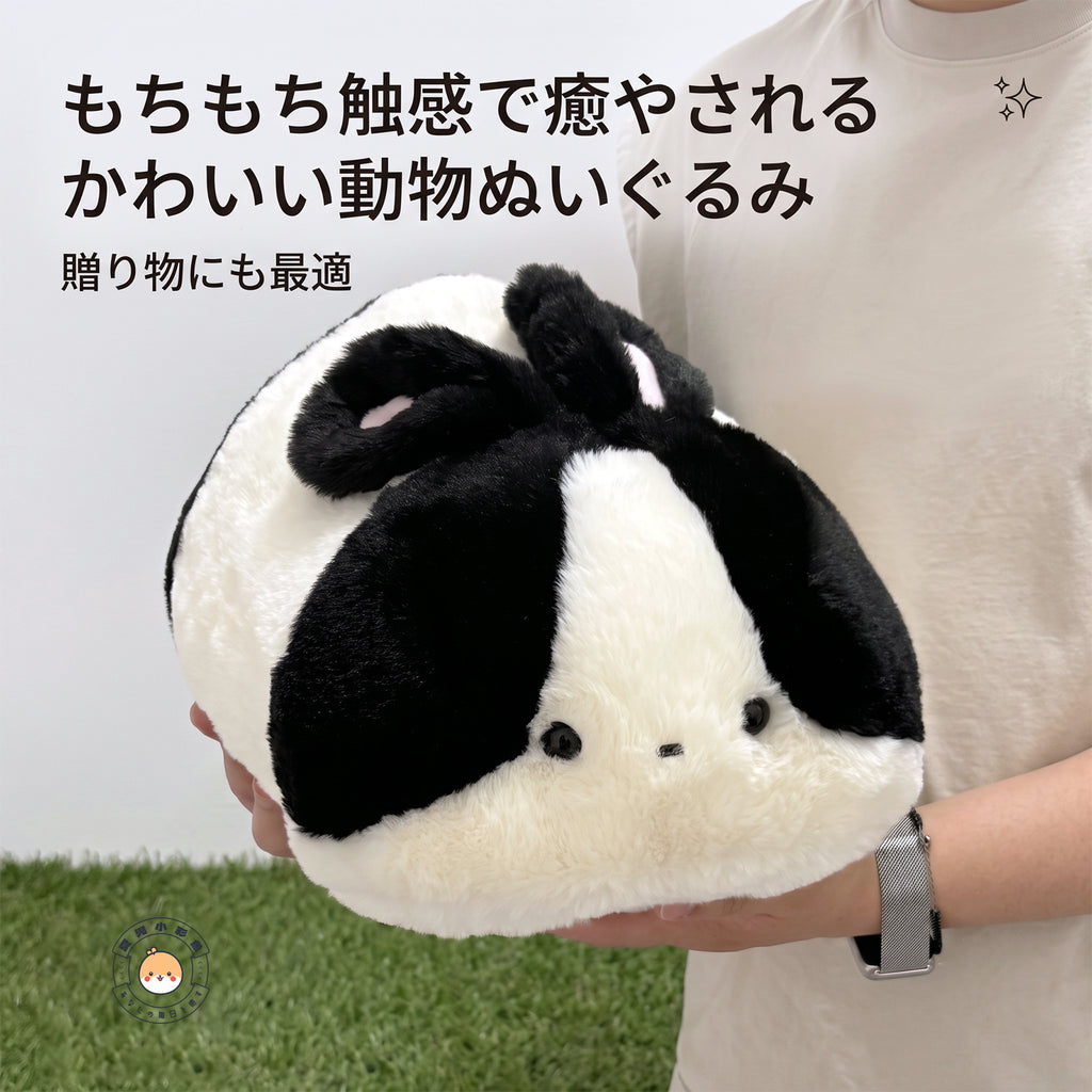両手で抱きかかえるうさぎぬいぐるみ ふわふわでもちもちとした抱き心地