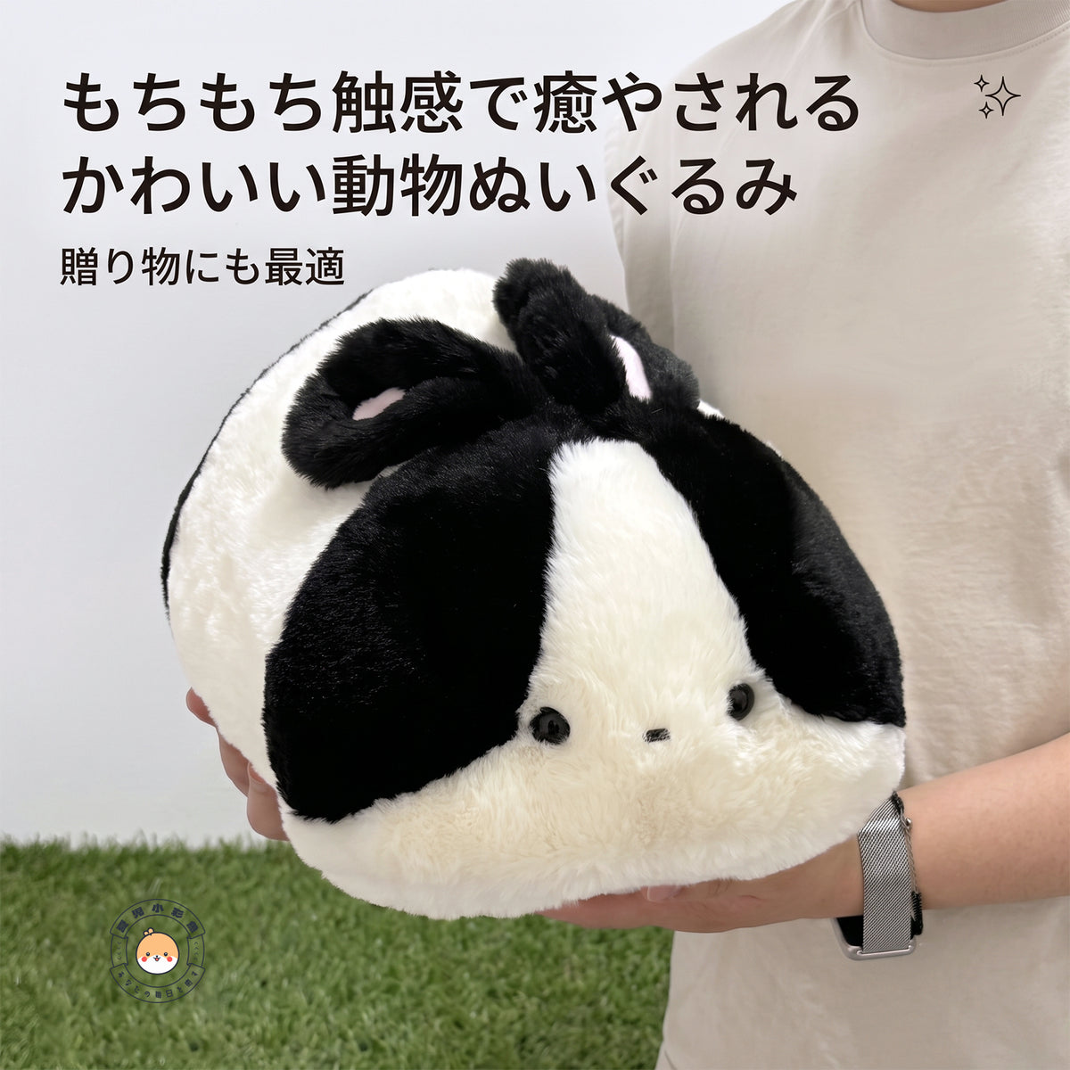 両手で抱きかかえるうさぎぬいぐるみ ふわふわでもちもちとした抱き心地