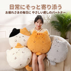 リビングのソファで女性が抱っこするラウンド三毛猫・茶トラ・グレー猫のぬいぐるみ