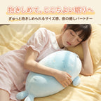 もっちりアザラシ抱きまくら ベッドサイドで腕に抱いて眠るリラックスシーン
