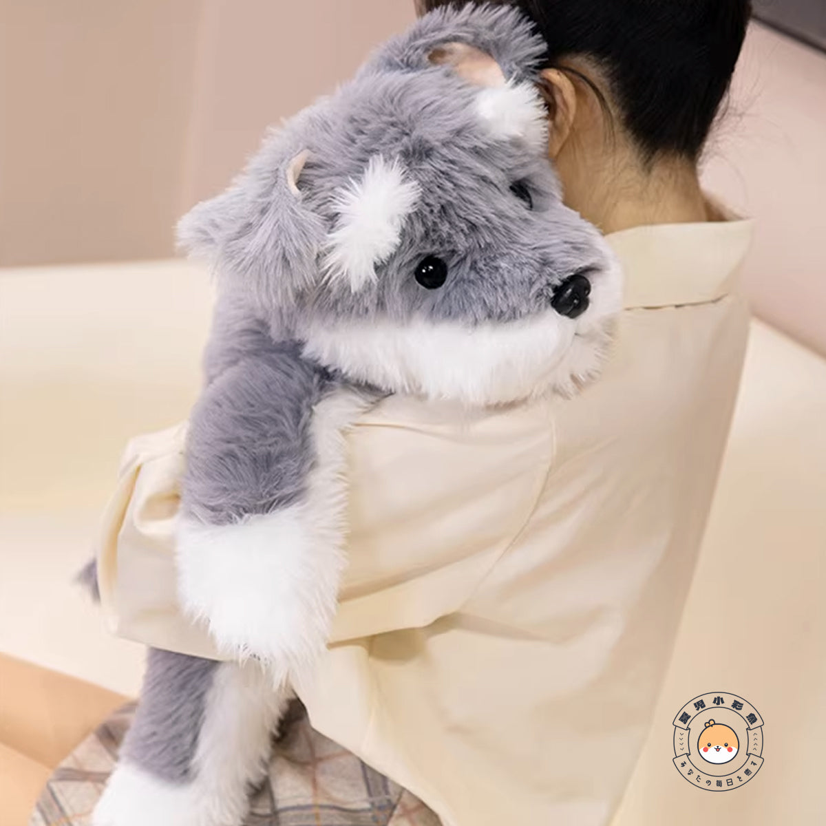 シュナウザーのぬいぐるみを抱いたサイズイメージ